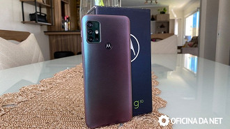 O Moto G30 carrega mais rápido que o sue irmão mais novo, graças à capacidade de 20 W. (Crédito: Oficina da Net)