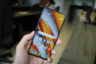 O display AMOLED de 6,7 tem 900 Nits de iluminação máxima e 120Hz