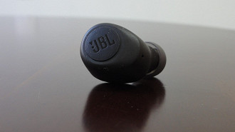 Fone de ouvido in-ear TWS JBL Wave 100. Fonte: Vitor Valeri