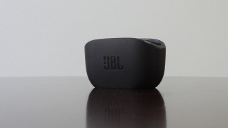 Case do fone de ouvido in-ear TWS JBL Wave 100. Fonte: Vitor Valeri