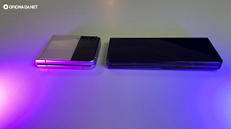 Os dois celulares dobrados