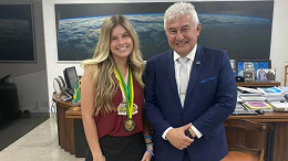 Jovem brasileira é premiada após descobrir 25 asteroides em projeto da NASA Jovem brasileira é premiada após descobrir 25 asteroides em projeto da NASA