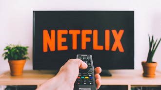 Para quem não liga para os canais de televisão, contratar as plataformas de streaming, como Netflix, deve valer mais a pena. (Crédito: Canva/Reprodução)