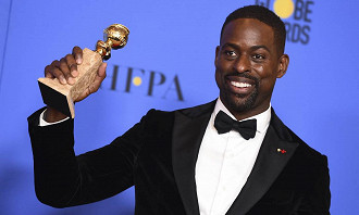 Sterling K. Brown recebe o Globo de Ouro por sua atuação em This is Us