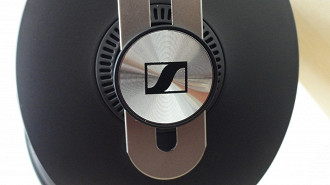 Logo da Sennheiser no Momentum 3. Fonte: Vitor Valeri