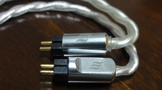 Cabos da Effect Audio com conector 2-pin de 0,78mm. Fonte: Vitor Valeri