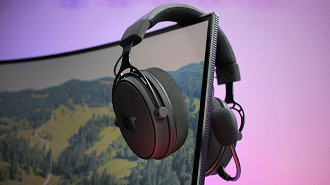 Não recomendamos descansar seu headset na tela do monitor, mas a foto ficou bonita