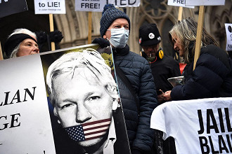 Apoiadores de Julian Assange protestam a sua prisão (Crédito: Daniel Leal/Getty Images/Reprodução)