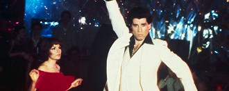 O clássico Os Embalos de Sábado a Noite será exibido em comemoração ao aniversário de 68 anos de John Travolta (Crédito: Pluto TV/Reprodução)