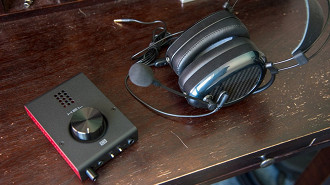 Headphone Dan Clark Audio Aeon Flow, microfone Antlion Audio ModMic Uni e DAC/amp Schiit Audio Hel. Fonte (source): audio-head