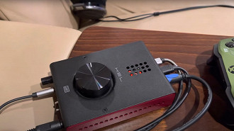 DAC/amp Schiit Audio Hel sendo utilizado em conjunto com os consoles. Fonte: vypermajik (YouTube)