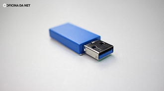 Um detalhe interessante é que o Dongle USB muda de cor conforme o modelo que você escolheu, o nosso é azul
