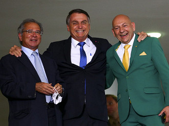 O Ministro da Economia, Paulo Guedes, e o presidente Jair Bolsonaro, em foto com Luciano Hang, o dono da Havan. (Crédito: Agência Brasil/Reprodução)