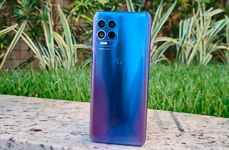 O Moto G100 tem uma bonita combinação de cores, mas seu design ainda lembra os Moto G que estamos acostumados.