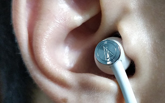 Posicione os fones de ouvido in-ear da maneira correta. Fonte: Vitor Valeri
