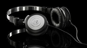 Fone de ouvido on-ear closed-back AKG K414P. Fonte: AKG