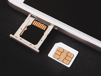 Remova os cartões SIM e microSD.