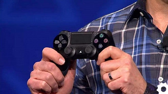Controle do PS4 em apresentação da Sony em Nova York (Crédito: Sony/Reprodução)
