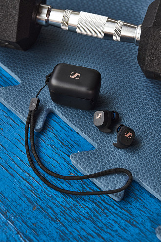 Fone de ouvido in-ear TWS Sennheiser Sport True Wireless na academia. Fonte: Sennheiser