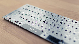 Placa de um teclado mecânico. Fonte: 68keys