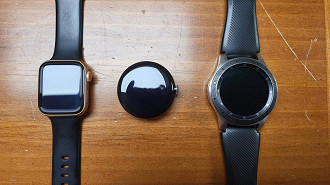 Um protótipo do Pixel Watch vazado entre um Apple Watch de 40 mm (à esquerda) e um Samsung Galaxy Watch de 46 mm. Fonte: tagtech414 (Reddit)