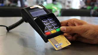 Maquininha de pagamento tradicional sem tecnologia contactless que utiliza o NFC. Fonte: pixabay