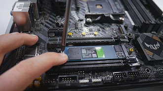 Instalando o SSD M.2 - Depois disso é só parafusar a heatsink em cima