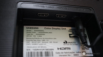 Duas entradas HDMI, a USB fica na parte superior do monitor