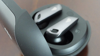 Fone de ouvido in-ear Bluetooth TWS Edifier NeoBuds Pro em sua case de carregamento. Fonte: Vitor Valeri