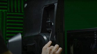 Conectando o cabo do mouse ao monitor compatível com o NVIDIA Reflex. Fonte: NVIDIA