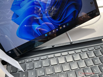 Tablet Xiaomi Book S 12,4 destacando-se do teclado. Fonte: notebookcheck