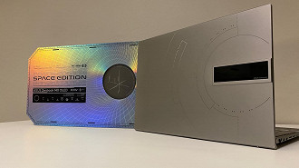 Zenbook 14X OLED Space Edition com design espacial, acompanhado da sua caixa temática logo atrás (Crédito: Oficina da Net)