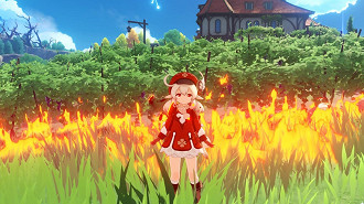Imagem meramente ilustrativa da personagem Klee de Genshin Impact com a grama do cenário pegando fogo ao fundo. Fonte: Hoyoverse