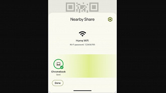 Recurso Near Share sendo utilizado em um celular Android para sincronizar com um Chromebook com ChromeOS 103. Fonte: Google
