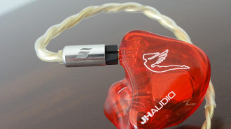 Fone de ouvido in-ear custom (CIEM) JH Audio JH5 Pro com conexão 2-Pin. Fonte: Vitor Valeri