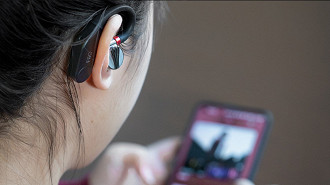 Módulo Bluetooth TWS conectado a um fone de ouvido in-ear com cabo removível. Fonte: FiiO