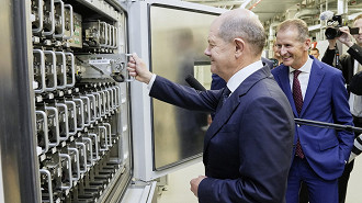 O chanceler federal Olaf Scholz coloca uma célula de teste na câmara de teste (no fundo: Stephan Weil, primeiro-ministro da Baixa Saxônia, estado da Alemanha). Fonte: Volkswagen