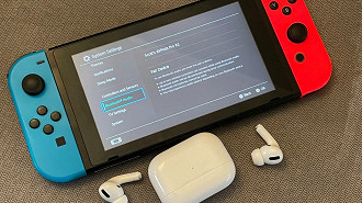 Fones de ouvido Bluetooth podem atrapalhar nos jogos. Na foto um fone de ouvido in-ear TWS Apple AirPods Pro e o console Nintendo Switch. Fonte: Scott Stein/CNET