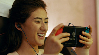 Jogando no Nintendo Switch através de um fone de ouvido in-ear cabeado. Fonte: Nintendo