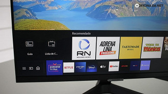 Graças ao mesmo sistema Tizen presente nas smart TVs da marca, o monitor M5 vem com apps de streaming instalados de fábrica, como o Samsung TV Plus, serviço de IPTV da Samsung (Crédito: Oficina da Net)