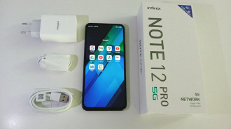 O Infinix Note 12 Pro 5G acompanha carregador de 33 watts e fone de ouvido na caixa