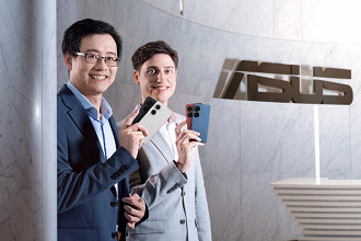 O Zenfone 9 é exibido em quatro opções de cores nesta foto com o S.Y. Hsu, CEO da ASUS, e Sascha Krohn, gerente sênior de marketing da marca (Crédito: ASUS/Divulgação)