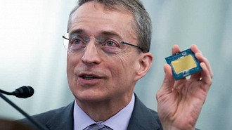 CEO da Intel segura um processador numa conferência em março de 2022.