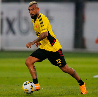 Vidal pode ganhar sequência no time titular do Flamengo diante do Corinthians. (Foto: Flamengo / Divulgação)