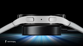 Smartwatch Samsung Galaxy 5 e seu carregador com USB-C. Fonte: SnoopyTech (Twitter)