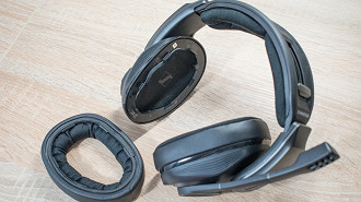 Sistema de encaixe das ear pads (almofadas) do headset Sennheiser GSP670. Fonte: anandtech