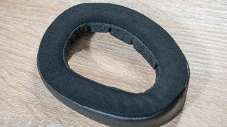 Ear pad (almofada) hibrida, sendo a borda externa feita e couro, a parte em contato com a pele feita em veludo e a borda interna feita em tecido esportivo perfurado. Fonte:  anandtech