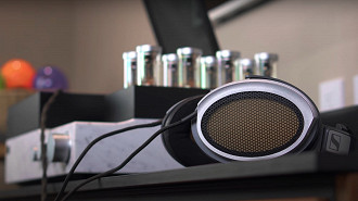 Headphone eletrostático Sennheiser HE-1, considerado um dos melhores fones de ouvido do mundo. Fonte: Joshua Valour (YouTube)