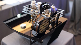 Headphone eletrostático Hifiman Shangri-La. Fonte: odechelette (Pinterest)