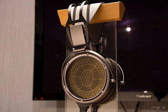 Headphone eletrostático Stax SR-X9000. Fonte: HiFiMusic
